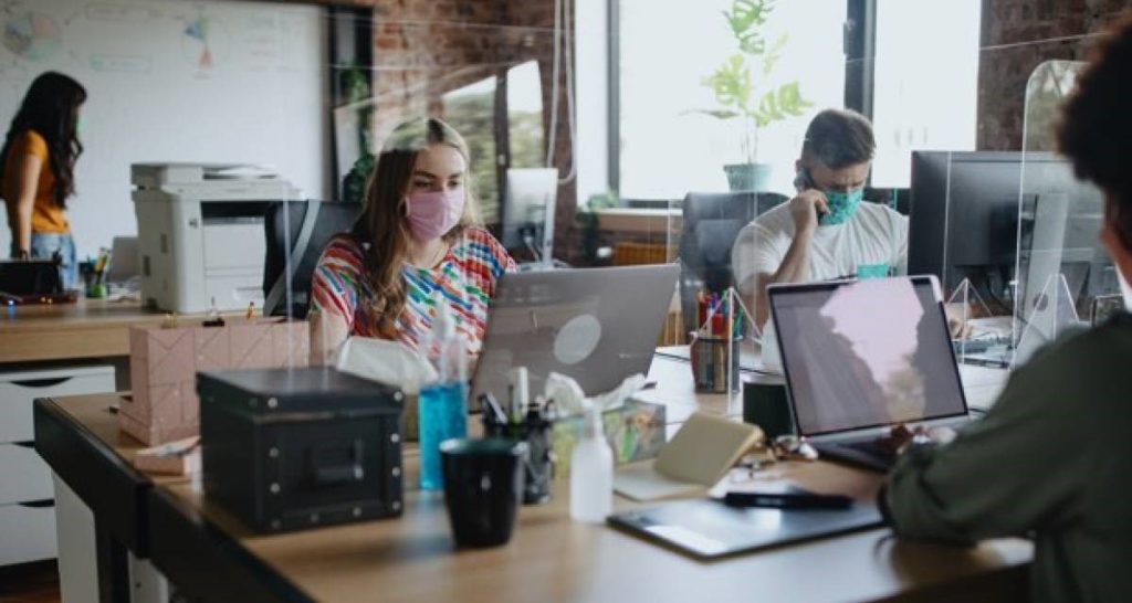 ¿Eres un nuevo emprendedor? Pues entonces esto te va a encantar. Tenemos para ti un coworking en Barcelona que te permitirá llevar tu negocio adelante de la mejor manera posible. Pero tal vez te estés preguntando qué es un coworking y en qué te puede beneficiar a ti o a otros emprendedores. Pues aquí te lo vamos a explicar. ¿Qué es un coworking? Un coworking es un espacio en el que emprendedores que se dedican a diferentes sectores comparten un mismo lugar. Oficinas en las que hay distintas salas que logran suplir sus necesidades, así como favorecer el contacto con otras personas para que de ahí puedan salir proyectos o ideas futuras lucrativas de negocio. De una manera más sencilla, un coworking es un espacio en el que hay oficinas de alquiler que por un módico precio que te ofrecen un montón de ventajas. En 630 Gran Vía Business Center es lo que te ofrecemos. Oficinas flexibles en un espacio de 2500 m2 totalmente equipadas. De esta manera, podrás desarrollar tu trabajo sin preocupaciones. La oficina será tuya, un espacio en el que ser productivo. Las ventajas de un coworking Poder disponer de un espacio coworking en Barcelona tiene varias ventajas. La primera es que te vas a ahorrar mucho dinero. Alquilar en Barcelona una oficina propia tiene un precio muy elevado y para nuevos emprendedores para ti esto no compensa. Por esta razón, para que puedas dar tus primeros pasos como emprendedor, es fundamental que ahorres dinero. ¿Cómo? Pues apostando por el coworking. Otra de las ventajas que tiene un coworking es que podrás estar en contacto con otros emprendedores de Barcelona. Puede que te encuentres con personas que te permitan ampliar tus objetivos, crear proyectos nuevos, motivarte para alcanzar tus metas, etc. Estas oficinas son espacios son una oportunidad para crear relaciones beneficiosas para ti, para tu negocio y para tu futuro. ¡Aprovéchalo! ¿Cuál es otra de las ventajas que tiene el coworking? Pues que disfrutarás de un espacio propio que tiene todo lo necesario para que desarrolles tu trabajo. ¿Tienes una reunión? Pues reserva la sala de reuniones. ¿Te hace falta tener una zona de descanso? En 630 Gran Vía Business Center lo tendrás. Finalmente, una de las grandes ventajas que tiene el coworking es que te permite salir de tu zona de confort y evitar el aislamiento. Esto es importante, sobre todo, si trabajas desde tu caso. La soledad y no estar en contacto con otras personas puede ir minando las ganas que has puesto en tu proyecto y tu trabajo puede dejar de emocionarte. Evítalo gracias al coworking con nuestras oficinas en Barcelona. Empieza a trabajar con coworking mañana mismo Las oficinas que puedes encontrar en 630 Gran Vía Business Center están diseñadas para que empieces a trabajar mañana mismo si quieres. Esto es debido a que están configuradas para que se adapten a ti o cualquier otro emprendedor. Puedes elegir la oficina que se ajuste mejor a lo que te hace falta. ¡No te faltará nada! No importa a qué te dediques ni si necesitas una sala de presentaciones o de eventos. ¡Tenemos todo esto y más! Nuestro objetivo es ofrecerte los recursos para que puedas crecer como emprendedor. Has dado ya el primer paso y por qué tropezar con obstáculos. Nosotros te lo ponemos fácil para que avances, crezcas y progreses. Gracias al coworking no tendrás que perder el tiempo para contratar wifi en tu oficina, podrás recibir paquetes, acceder a equipos multifunción… Tenemos diferentes precios para necesidades distintas, así que pregúntanos sin compromiso. En 630 Gran Vía Business Center sabemos que esto es una gran oportunidad. No solo emprendedores apuestan por el coworking, ¡muchas empresas también! No te quedes atrás.