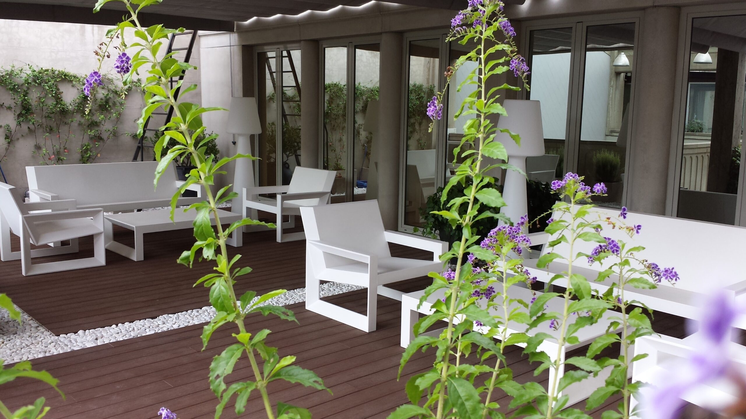 Reuniones que fluyen al aire libre: la terraza de GRAN VIA, tu mejor aliada este verano